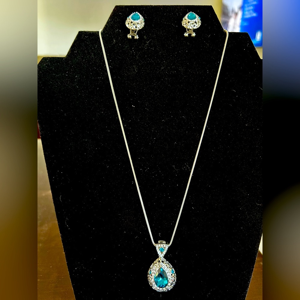 Silver Tone Pear Drop Necklace & Earrings Set